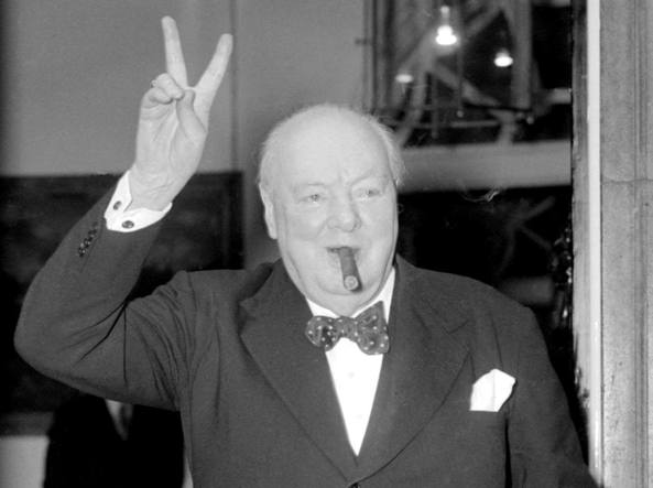 Churchill tipico segno vittoria.jpg